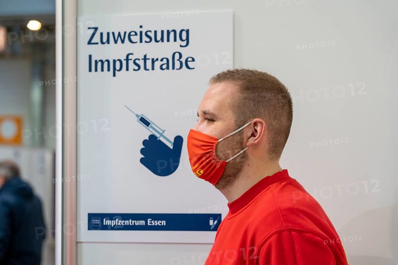 Test run in the vaccination centre for corona vaccinations, in a hall at Messe Essen, entrance to the vaccination route, by the city, the fire brigade and various aid organisations, 12 vaccination routes for a daily vaccination of up to 2400 people, operated by the North Rhine-Westphalia Association of Statutory Health Insurance Physicians