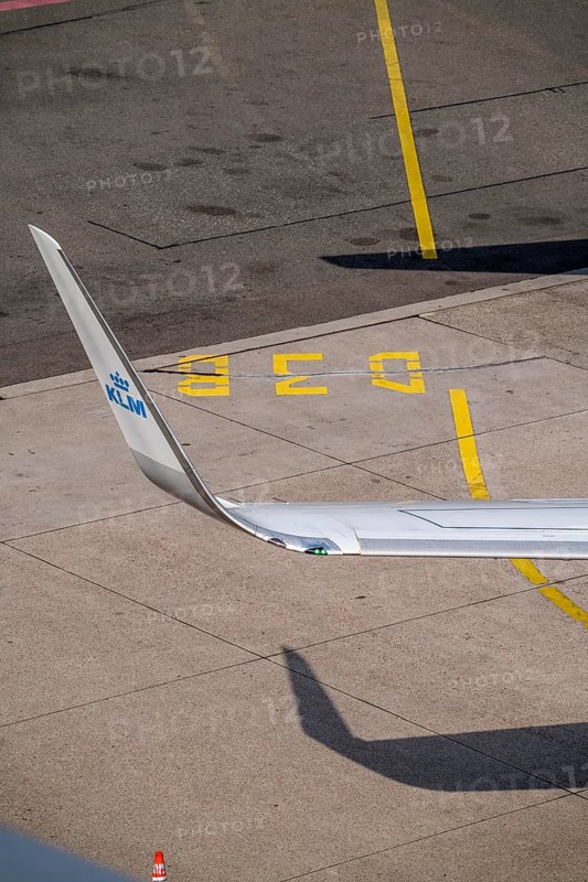 Winglets, upward curved wing extension, thus reduced drag, lower fuel consumption, Boeing 737-800 from KLM, Amsterdam Schiphol Airport, Netherlands