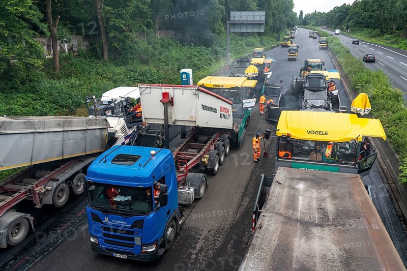 Renewal of the road surface on the A40 motorway between the Kaiserberg junction and Mülheim-Heißen, in the direction of Essen, over a length of 7.6 kilometres, with whisper asphalt, so-called open-pored asphalt, 10-day closure of the motorway, North Rhine-Westphalia, Germany, Europe