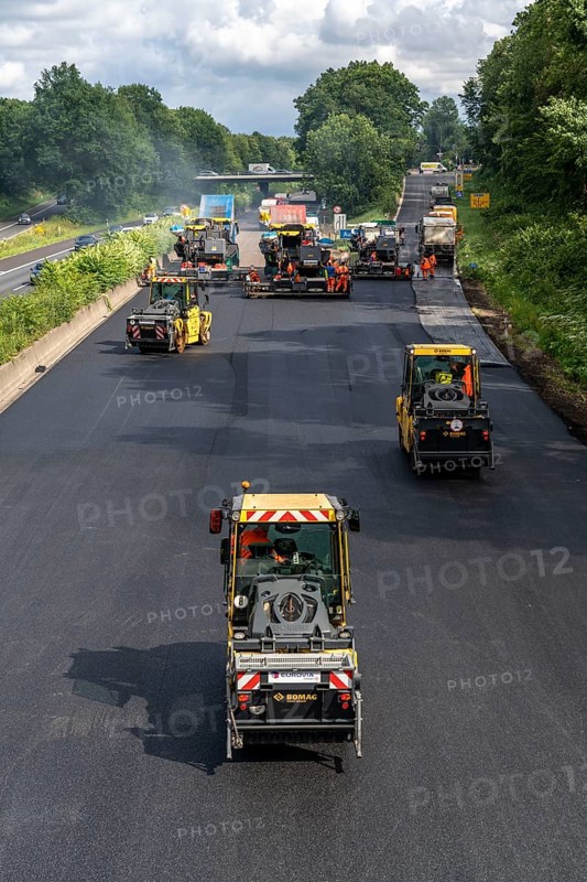 Renewal of the road surface on the A40 motorway between the Kaiserberg junction and Mülheim-Heißen, in the direction of Essen, over a length of 7.6 kilometres, with whisper asphalt, so-called open-pored asphalt, 10-day closure of the motorway, North Rhine-Westphalia, Germany, Europe