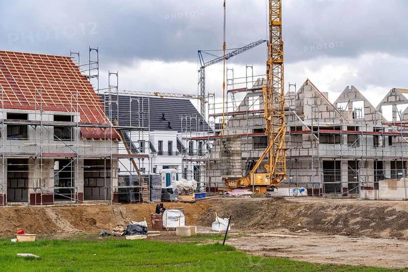 New development district, around 140 detached and semi-detached villas being built in the south of Duisburg, various property developers, shells, construction work, North Rhine-Westphalia, Germany, Europe