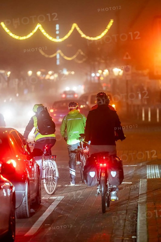 Cyclist, darkness, inner city traffic, Rüttenscheider Straße, bicycle lane, fog, autumn, winter, evening traffic, North Rhine-Westphalia, Germany, Europe