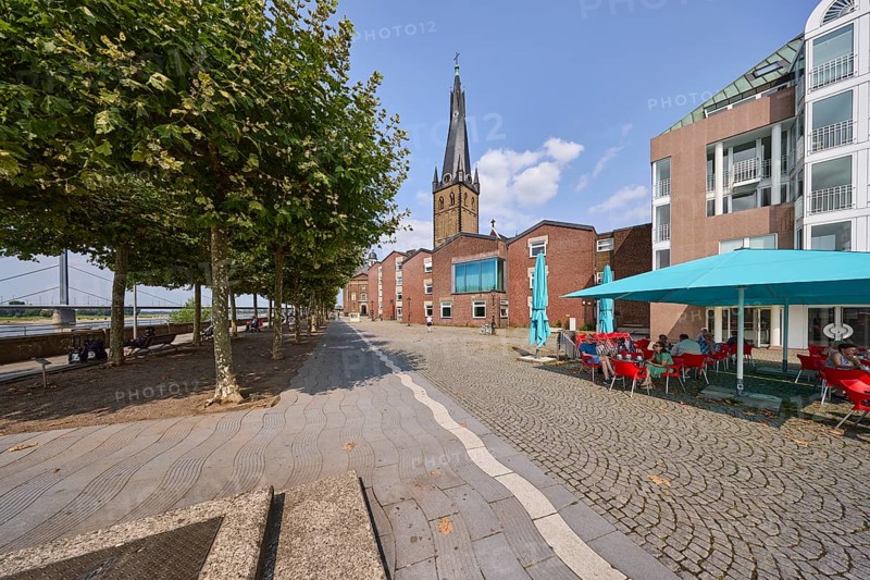 St. Lambert's Basilica with restaurants and riverside promenade with Platanus × acerifolia trees (Platanus ×hispanica) in the old town centre of Düsseldorf, state capital, independent city, North Rhine-Westphalia, Germany, Europe