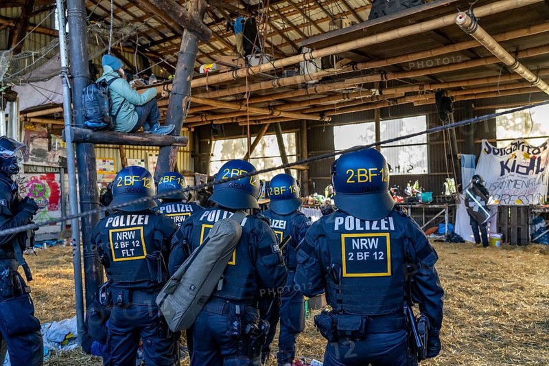 Beginning of the eviction of the Lützerath hamlet, camp of climate activists and squatters, at the Garzweiler 2 opencast lignite mine, by the police, Erkelenz, North Rhine-Westphalia, Germany, Europe