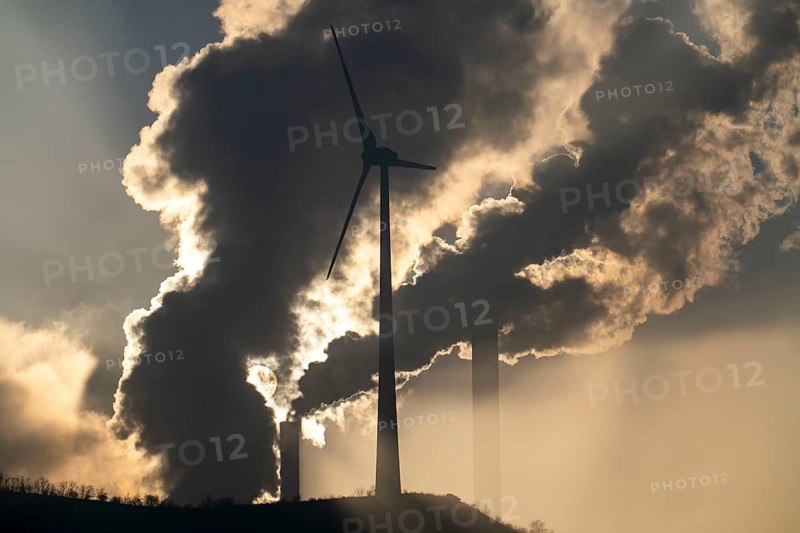 Windpark Halde Oberscholven, smoke clouds from the cooling tower and chimney of the Uniper coal-fired power plant Scholven, Gelsenkrichen, North Rhine-Westphalia, Germany, Europe