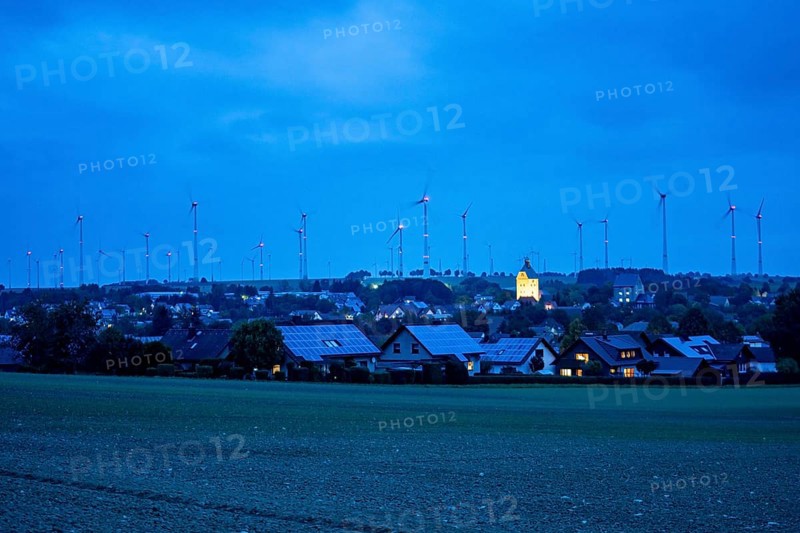 Wind farm above the village of Lichtenau, self-proclaimed energy town, houses with photovoltaic systems on the roofs, Paderborn district, OWL, A North Rhine-Westphalia, Germany, Europe