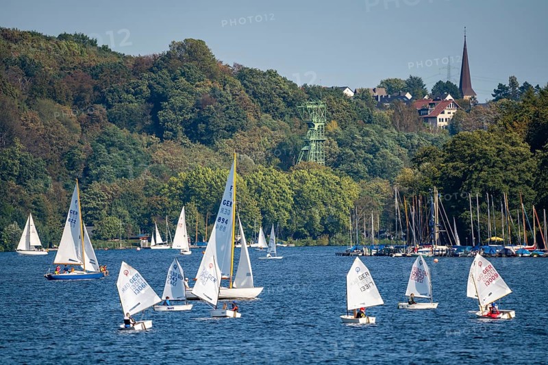 Lake Baldeney in Essen, reservoir of the Ruhr, sailing regatta, behind the winding tower of the former Carl Funke colliery, sailing boats, Essen, North Rhine-Westphalia, Germany, Europe