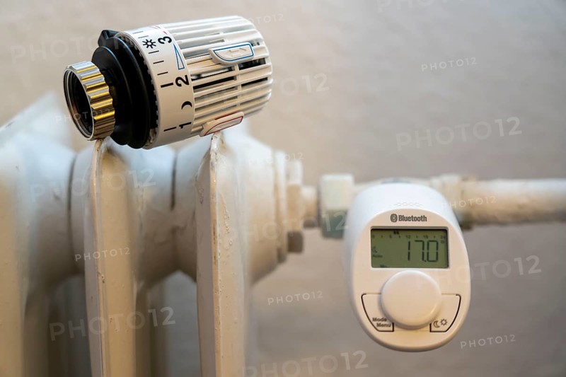 Smart Home application, control of heating, room temperature via Bluetooth, mobile phone, smartphone, mechanical thermostat