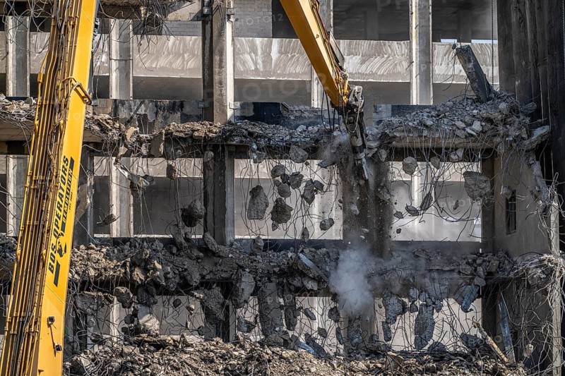 Construction site on Haroldstraße, demolition of a former office building, after complete gutting only the concrete parts remain, large excavator with cutting pliers cuts up concrete parts, steel wire, Düsseldorf, North Rhine-Westphalia, Germany, Europe