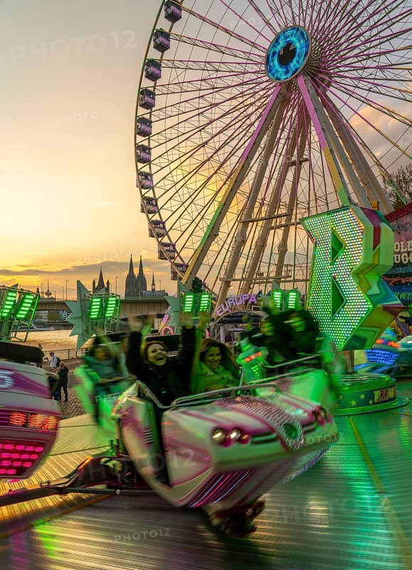 Deutz funfair on the Rhine, at Easter, funfair, break-dancer ride, Ferris wheel, Cologne Cathedral, Cologne, North Rhine-Westphalia, Germany, Europe