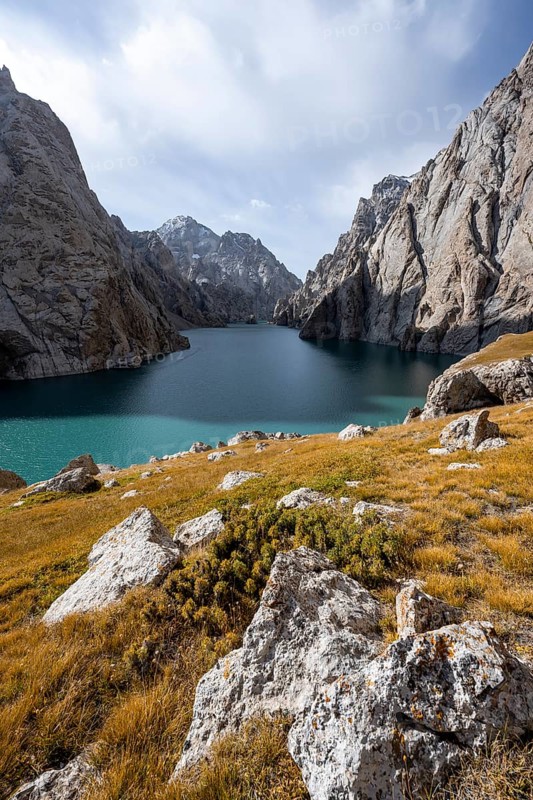 Mountain lake Kol Suu rocky steep mountains, Kol Suu Lake, Kurumduk Valley, Sary Beles Mountains, Naryn Province, Kyrgyzstan, Asia