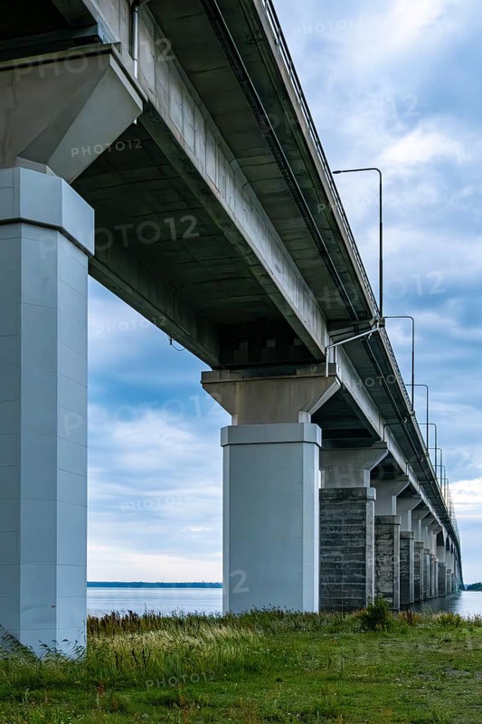 Atmospheric view of the Öland Bridge (Ölandsbron) in the evening light, which connects the mainland with the island of Öland across the Kalmarsund, Kalmar, Kalmar län, Sweden, Scandinavia, Northern Europe, Europe