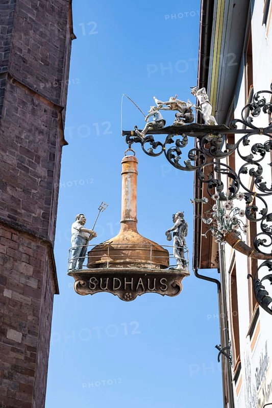 Nose sign, pub sign on the former brewhouse with a brewing kettle, brewing pan and two brewers on a house wall in the historic old town of Villingen, Villingen-Schwenningen, Black Forest district, Baden-Württemberg, Germany, Europe