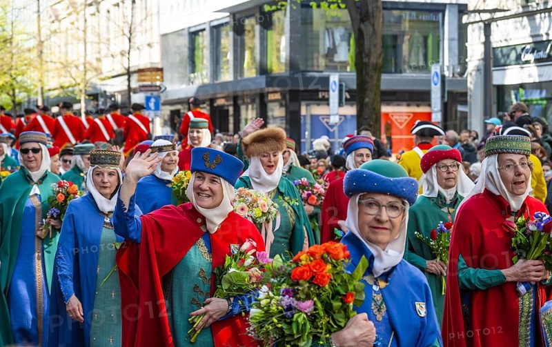 Parade of historically costumed guild members, Fraumünster Women's Guild Society, Sechseläuten or Sächsilüüte, Zurich Spring Festival, Zurich, Switzerland, Europe