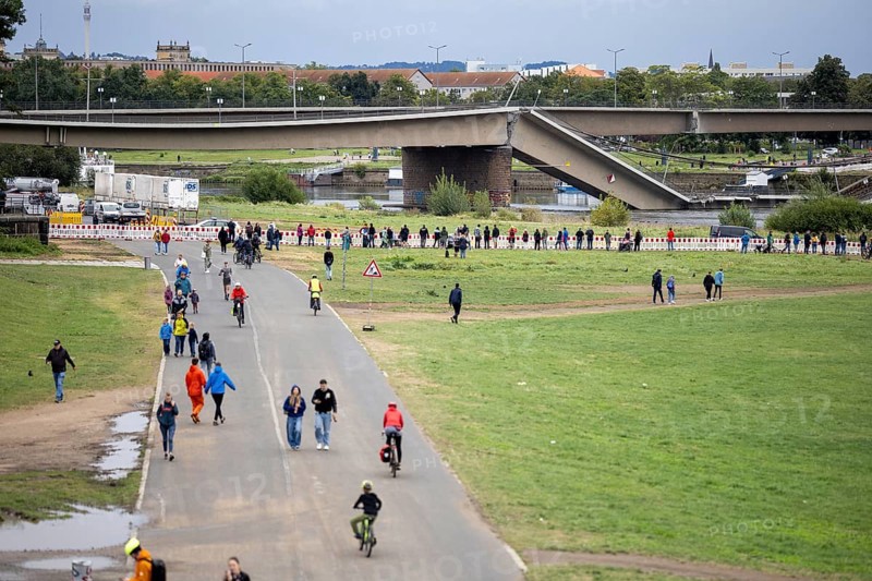 Partial collapse of the Carola Bridge in Dresden, seen from the Königsufer, 11/09/2024