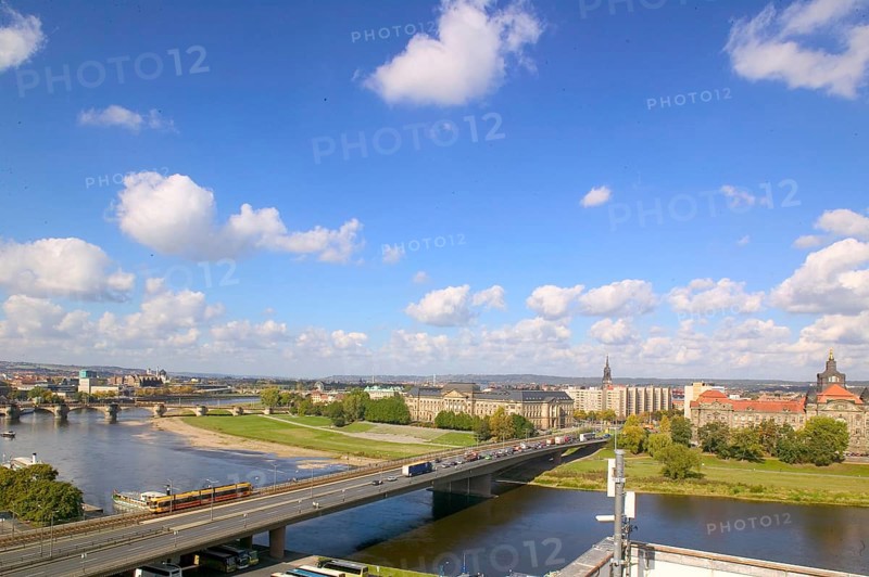 In the early hours of the morning, a section of the Carola Bridge collapsed for unknown reasons. Over a length of around 100 metres, the section on which the trams normally run collapsed into the Elbe. Photo of the intact bridge from 2004