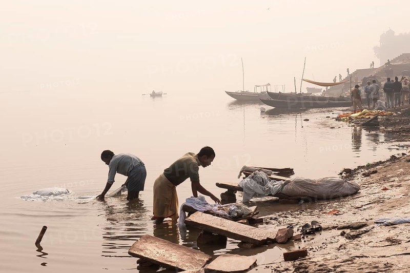 Dhobis or washermen, banks of the Ganges, Ganges, Varanasi or Benares or Kashi, Uttar Pradesh, India, Asia