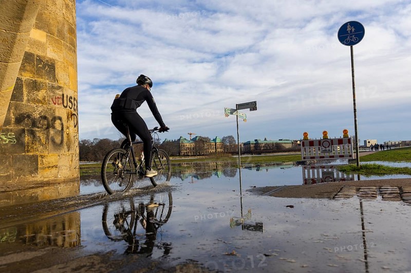 Due to the heavy precipitation in the form of snow and rain, alert level 3 has been declared on the Elbe in Dresden. The maximum level is expected to be 6.37 metres on 29.12.2023. The Elbe cycle path is flooded and closed in many places, Dresden, Saxony, Germany, Europe