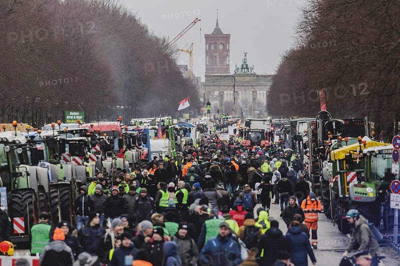 Road blockades, taken as part of the farmers' protests in Berlin, 15 January 2024. 10, 000 participants are expected on Monday as part of the farmers' protest week. Among other things, they are protesting against the austerity plans of the traffic light government