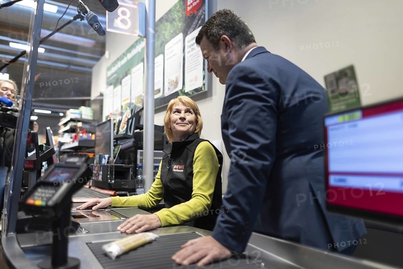 Hubertus Heil (SPD), Federal Minister of Labour and Social Affairs in conversation with a Ukrainian refugee employed by REWE Group. Berlin, 27.02.2024