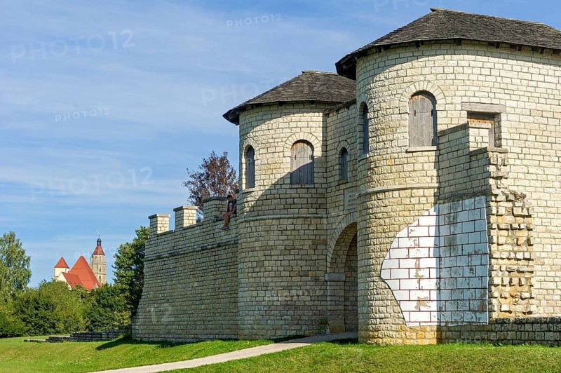 Roman fort Biriciana fort, reconstructed north gate, Porta decumana, St Andrew's church at the back, Weißenburg in Bavaria, Middle Franconia, Franconia, Bavaria, Germany, Europe