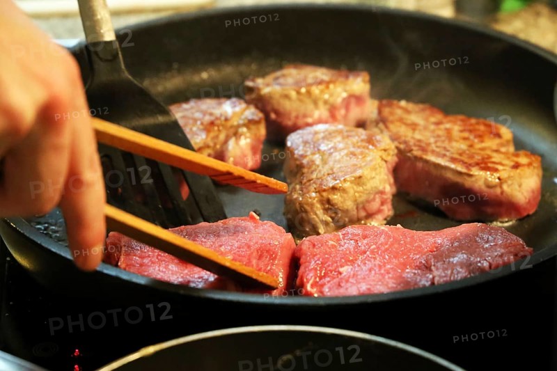 Fry the fillet of beef in a pan