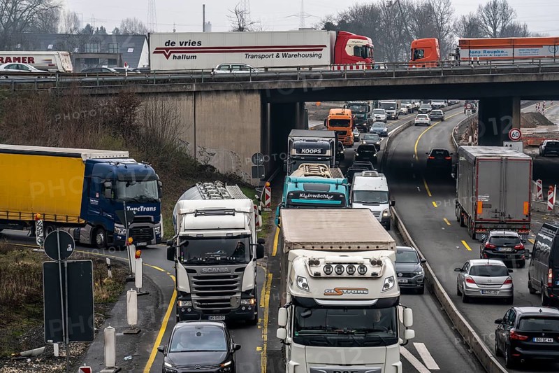 Heavy traffic at the Herne motorway junction, A42 and A43, major roadworks, many lorries, narrow, short threading from the slip road onto the A43 in the direction of Bochum, Herne, North Rhine-Westphalia, Germany, Europe