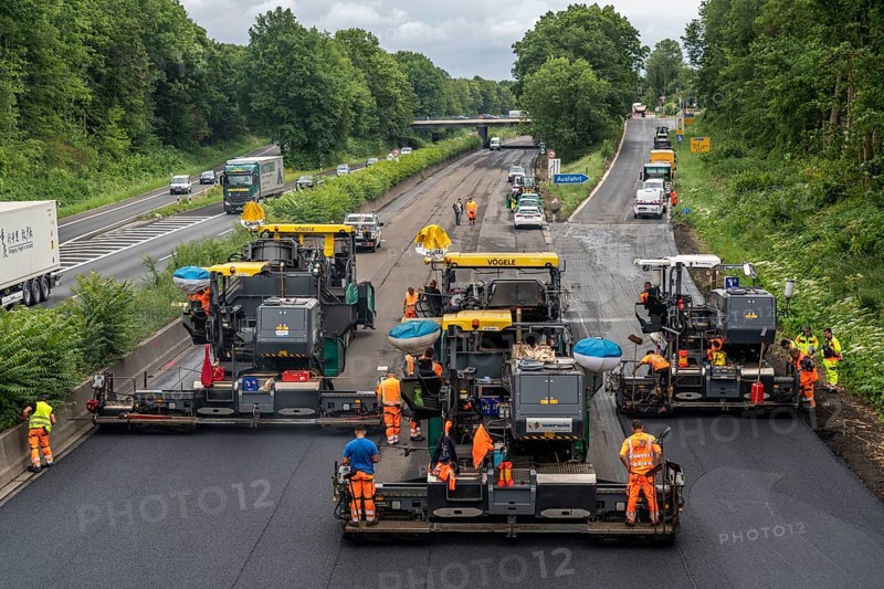 Renewal of the road surface on the A40 motorway between the Kaiserberg junction and Mülheim-Heißen, in the direction of Essen, over a length of 7.6 kilometres, with whisper asphalt, so-called open-pored asphalt, 10-day closure of the motorway, North Rhine-Westphalia, Germany, Europe