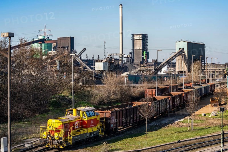 Coking plant of HKM, Hüttenwerke Krupp-Mannesmann in Duisburg-Hüttenheim, diesel locomotive with wagons, Duisburg, North Rhine-Westphalia, Germany, Europe