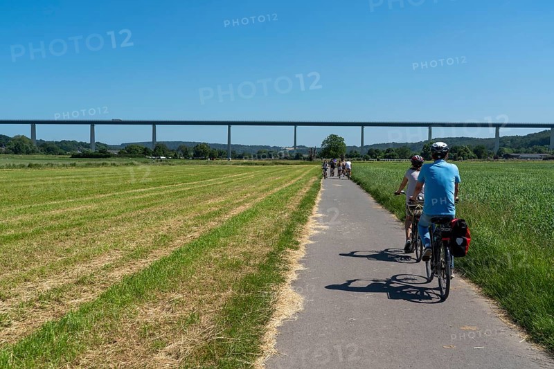 Cycle path in the Mendener Ruhrauen, view to the east towards Mintarder Ruhrtalbrücke, Mülheim an der Ruhr, North Rhine-Westphalia, Germany, Europe
