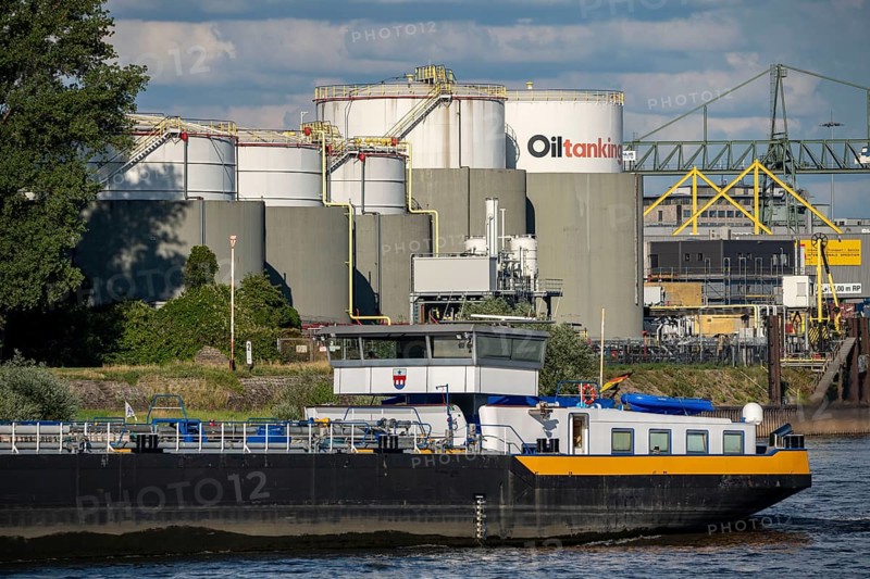 Duisburg harbours, tank terminal of Oiltanking Deutschland GmbH, large tanks for fuels and vegetable oils, on the Rhine, tanker, Duisburg, North Rhine-Westphalia, Germany, Europe