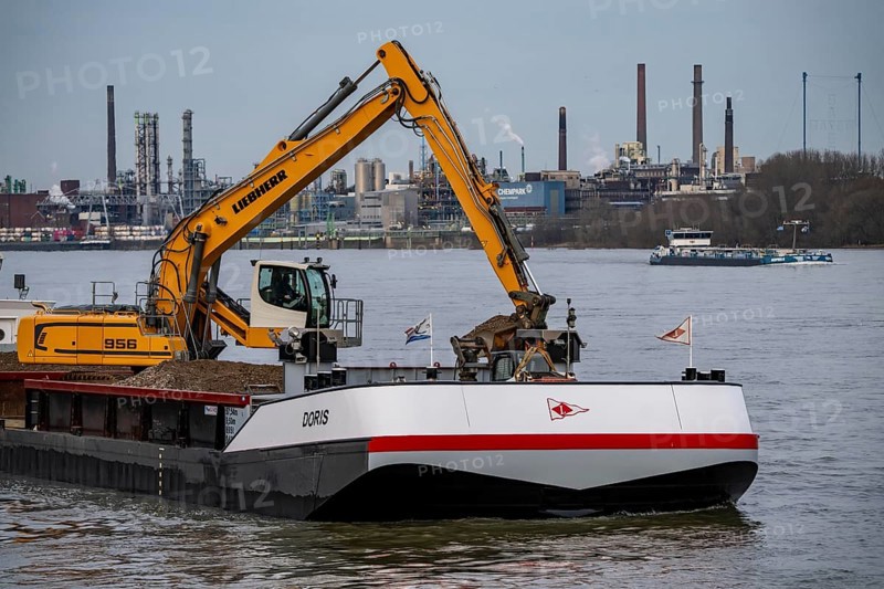 Dredger on the Rhine, dredging gravel into the Rhine, near Leverkusen, North Rhine-Westphalia, Germany, Europe