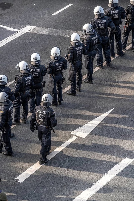 Police officers, police task force, on duty at the demonstration against the AFD party conference in Essen, North Rhine-Westphalia, Germany, Europe