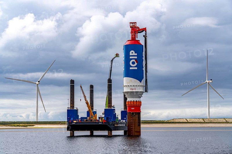 Platform with the IQIP EQ-Piling System, for noise-reduced piling of steel pipes, as a foundation in the seabed, for offshore wind turbines, to protect marine animals from noise during piling, in the seaport of Rotterdam, Maasvlakte, Rotterdam Netherlands