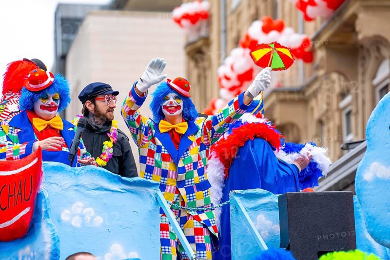 Rose Monday parade in Düsseldorf, street carnival, floats, clowns