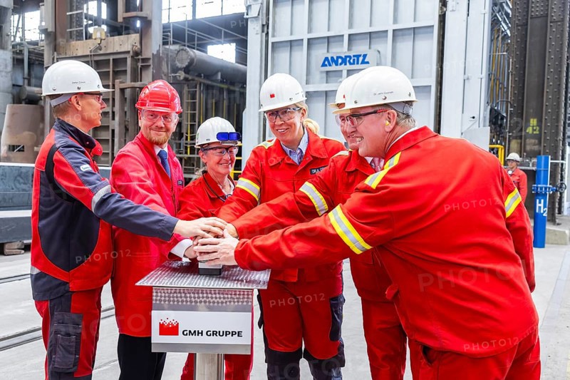 Minister President Michael Kretschmer takes part in the inauguration of a hydrogen-capable forging furnace at the Gröditz forging plant. The Prime Minister will then symbolically press a green start button to put the forging furnace into operation. With the commissioning, the Göditz forging plant is now able to use hydrogen on an industrial scale for the climate-neutral production of high-quality large forgings. Hanka Snatkin Technical Managing Director of Gröditzer Schmiedewerke, Schmiedewerke Gröditz GmbH, Gröditz, Saxony, Germany, Europe