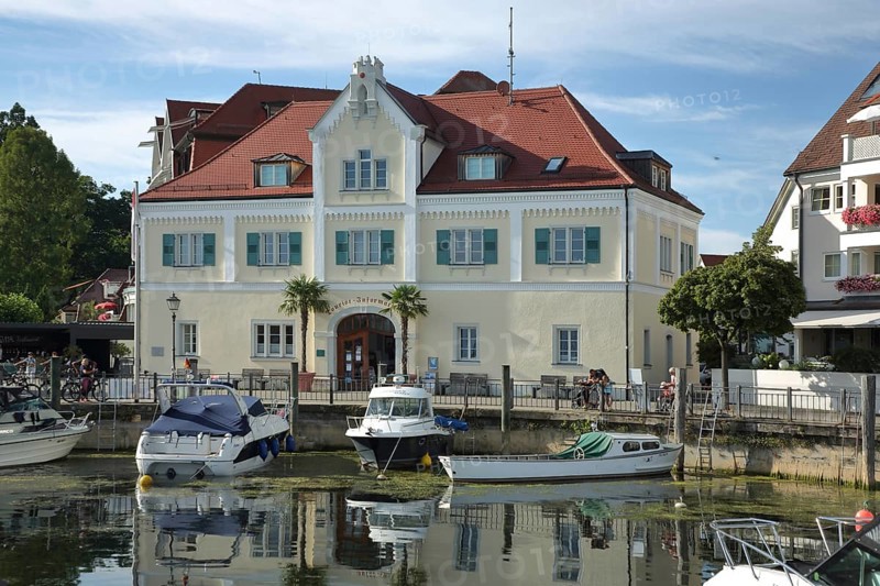 Marina with boats, yachts at the quay and tourist office, leisure harbour, tourist information, information office, harbour, Langenargen, Obersee, Lake Constance, Lake Constance area, Baden-Württemberg, Germany, Europe
