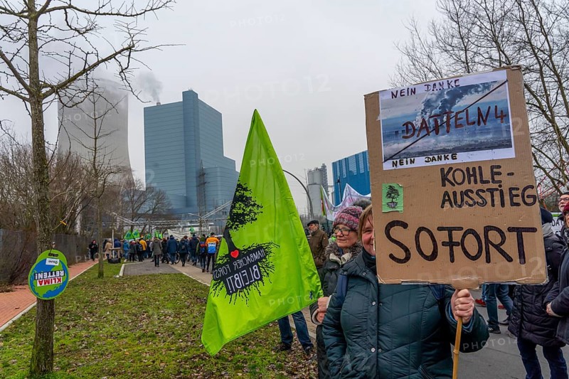 Protest action by the Fridays For Future movement at the Datteln 4 coal-fired power plant, against the commissioning of the power plant, as part of the coal compromise, the Uniper power plant is scheduled to go online in summer 2020
