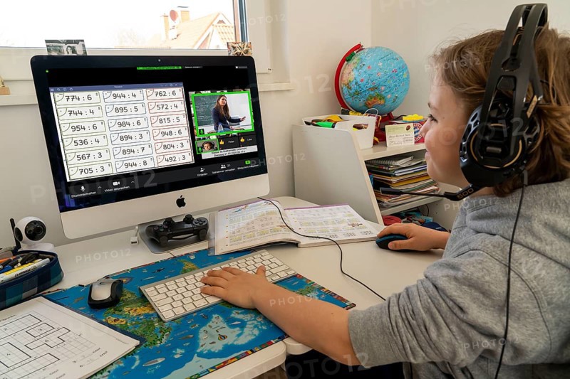 Young, primary school pupils, home learning, doing schoolwork, distance learning, virtual classroom, chat with teachers and classmates, home schooling, at home on the computer, effects of the corona crisis in Germany