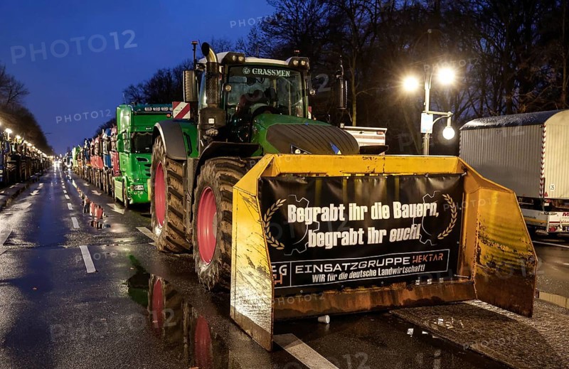 Thousands of farmers demonstrate with their tractors and logistics companies against the planned cancellation of the agricultural diesel subsidy, Berlin, 15.01.2024