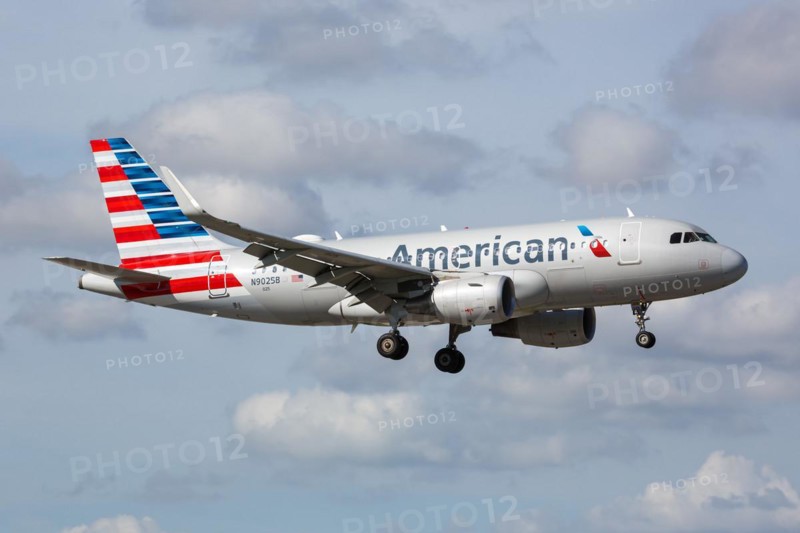 An American Airlines Airbus A319 with the registration number N9025B at Miami Airport, USA, North America