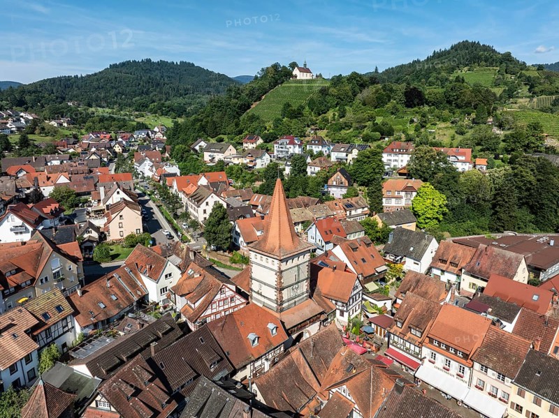 The old town centre of Gengenbach with the Haigeracher Tor, town gate, and the Jakobuskapelle, mountain chapel on a vineyard, sights and landmarks of Gengenbach, aerial view, Ortenaukreis, Baden-Württemberg, Germany, Europe