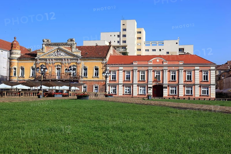 Houses at Piata Unirii, Unification Square, right building is Zu den 7 Kurfuersten now Lengau-Gymnasium, left the house with the lions, Timisoara, Timisoara, Banat, Romania, Europe