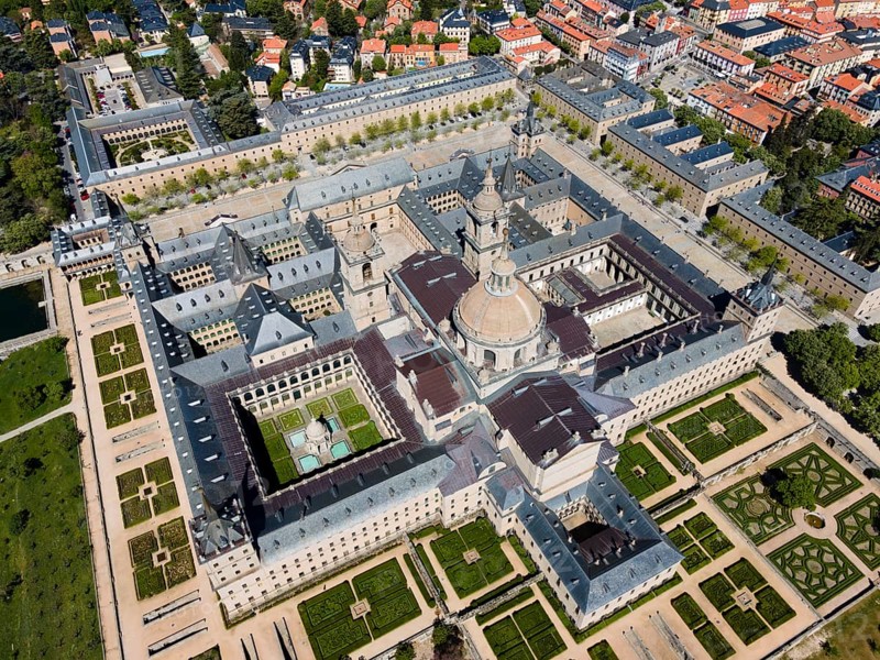 Large historic monastery with several courtyards, surrounded by parks and a town, aerial view, Real Sitio de San Lorenzo de El Escorial, Royal Seat of St Lawrence of El Escorial, palace and monastery complex, San Lorenzo de El Escorial, Madrid, Spain, UNESCO World Heritage Site, Europe