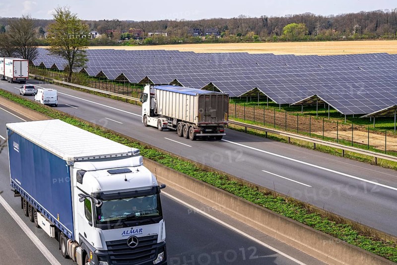 Solar park near Neukirchen-Vluyn, along the A40 motorway, over 10, 000 solar modules spread over 4.2 hectares, generating 6 million kilowatt hours per year, North Rhine-Westphalia, Germany, Europe