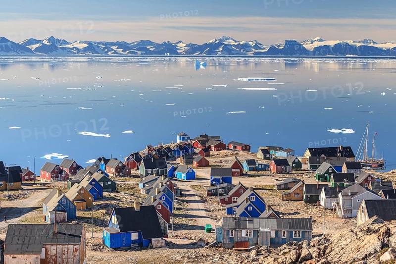 Inuit settlement at fjord in front of mountains, icebergs, sunny, Ittoqqortoormiit, Scoresby Sund, East Greenland, Greenland, North America