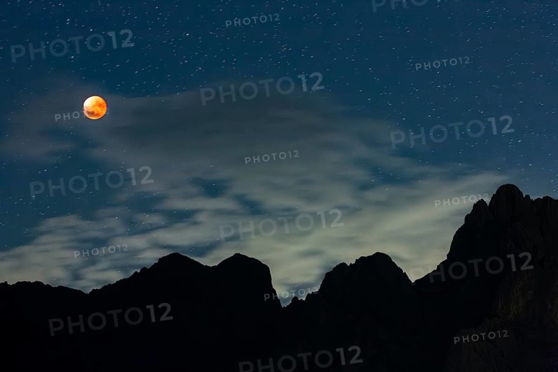 Complete lunar eclipse in front of mountains at night, full moon, Karwendel Mountains, Bavaria, Germany, Europe