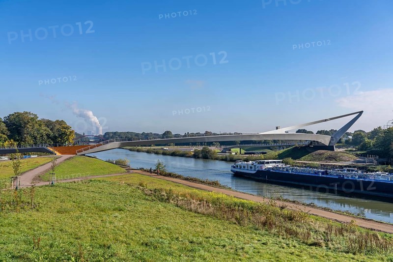 New bridge over the Rhine-Herne Canal and the Emscher, leap over the Emscher, bicycle and pedestrian bridge, 412 metres long, at the so-called Emscherland, Castrop-Rauxel water cross, North Rhine-Westphalia, Germany, Europe