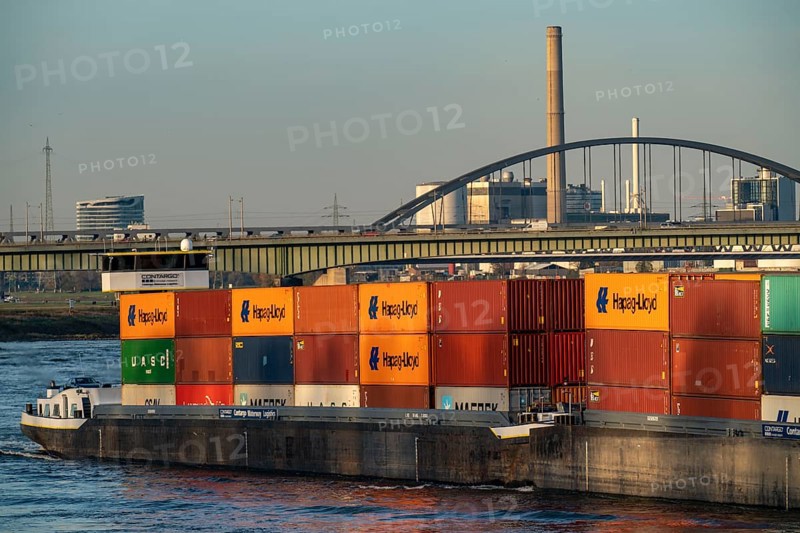 Cargo ship on the Rhine near Düsseldorf, Josef-Kardinal-Frings-Bridge, federal road B1, Lausward thermal power station, Düsseldorf, North Rhine-Westphalia, Germany, Europe