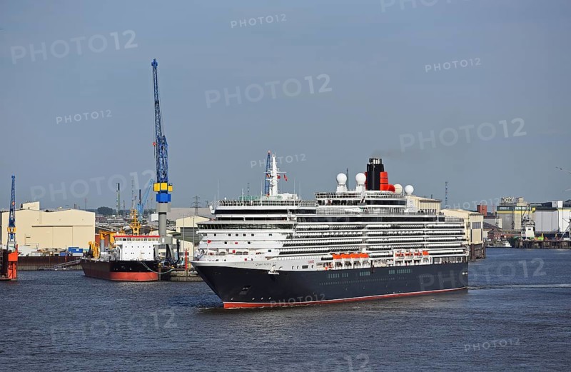 Europe, Germany, Hanseatic City of Hamburg, Elbe, Harbour, Passenger ship Queen Victoria leaves Hamburg, Europe